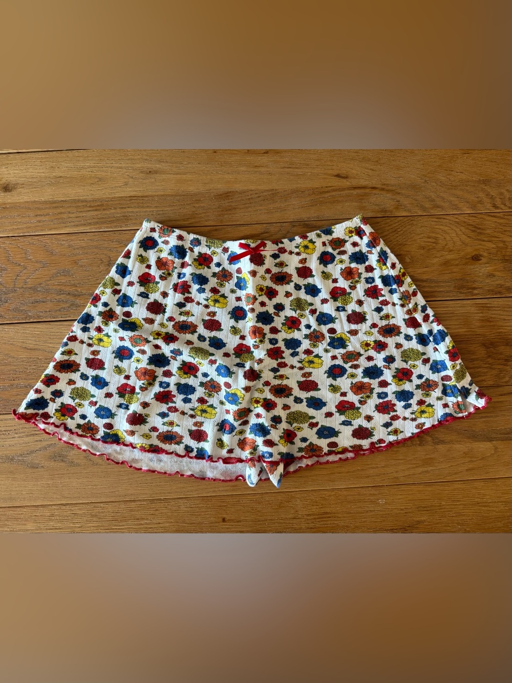 Lisa Says Gah White Floral Stretch Rib Shorts with Red Bow